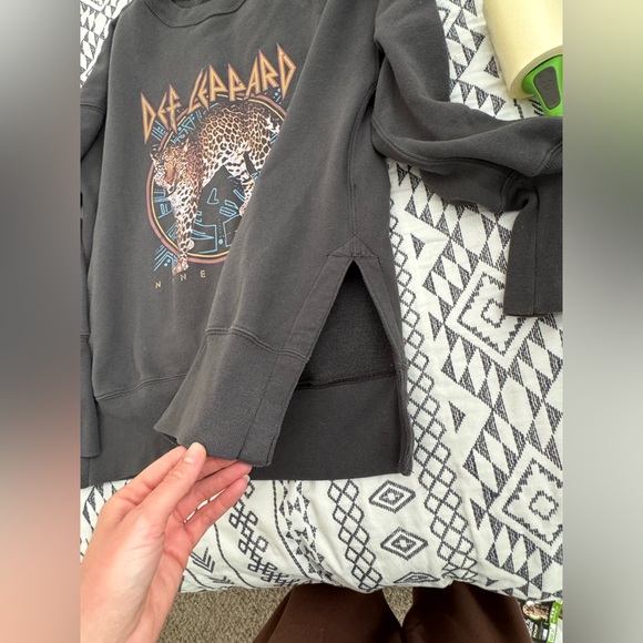 Abercrombie Graphic soft sweatshirt. EUC. Size XS - Picture 2 of 4